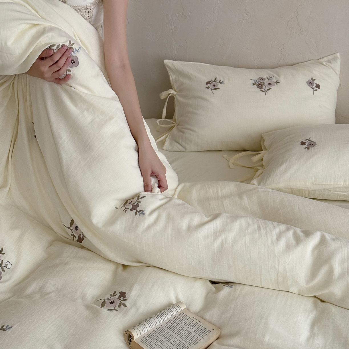 91家纺网 家纺一手货源 找家纺 （总）鹿班家居 2025新款秋冬款全棉皱皱纱精密刺绣系列四件套-梦笔生花（标准会员-20元）