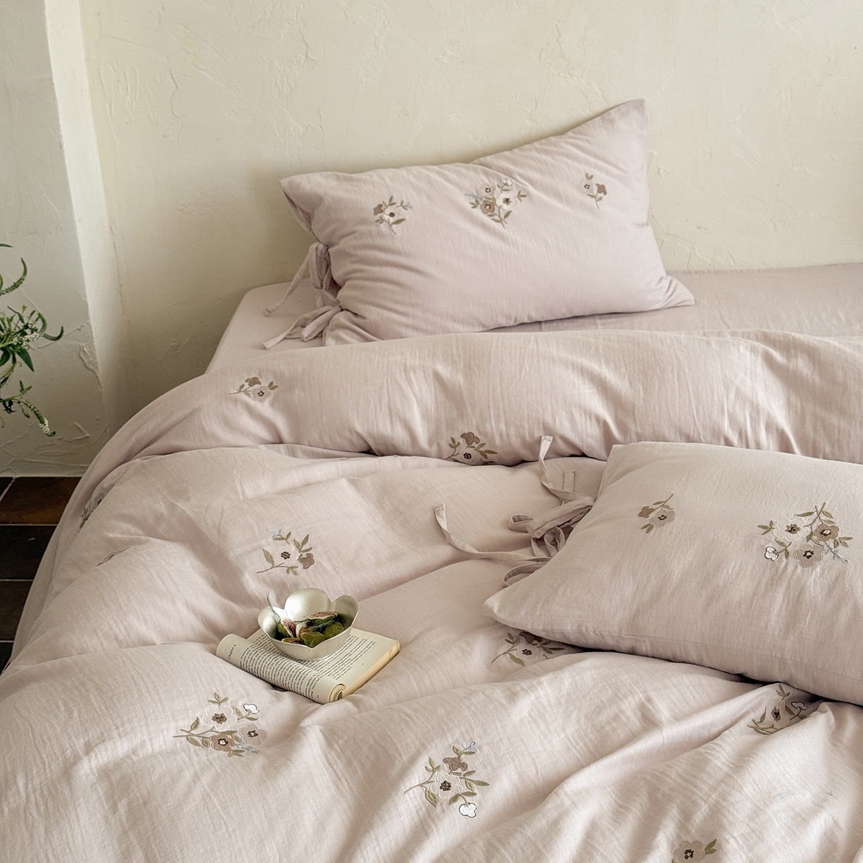 91家纺网 家纺一手货源 找家纺 鹿班家居 2025新款秋冬款全棉皱皱纱精密刺绣系列四件套-梦笔生花（标准会员-20元） 粉色