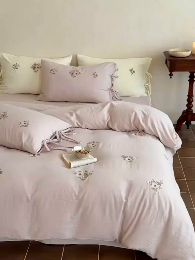 91家纺网 家纺一手货源 找家纺 鹿班家居 2025新款秋冬款全棉皱皱纱精密刺绣系列四件套-梦笔生花（标准会员-20元） 粉色