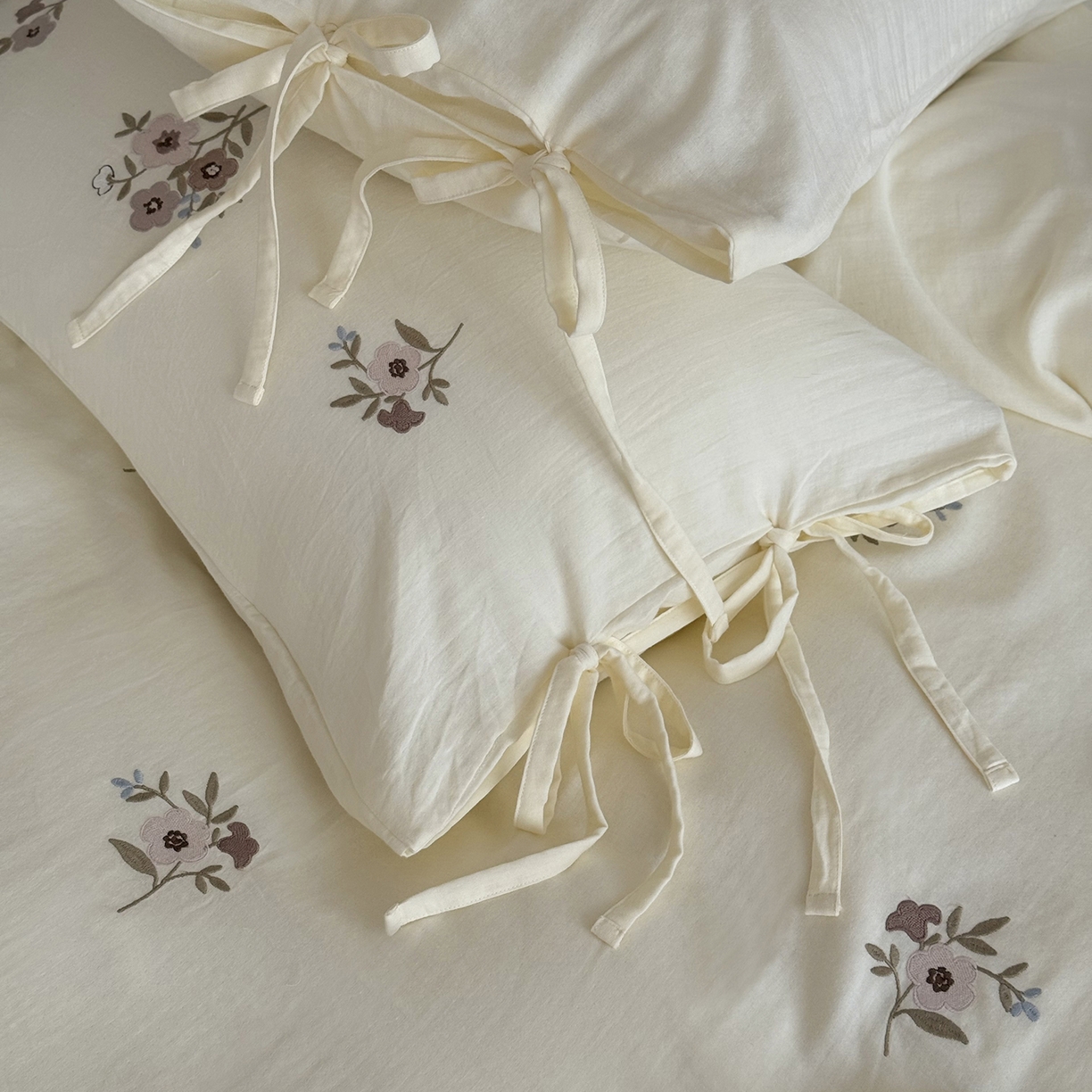 91家纺网 家纺一手货源 找家纺 鹿班家居 2025新款秋冬款全棉皱皱纱精密刺绣系列四件套-梦笔生花（标准会员-20元） 白色