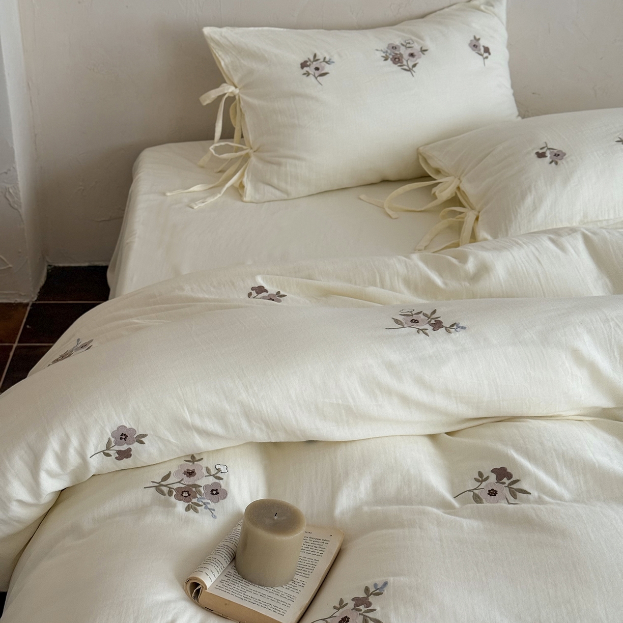 91家纺网 家纺一手货源 找家纺 鹿班家居 2025新款秋冬款全棉皱皱纱精密刺绣系列四件套-梦笔生花（标准会员-20元） 白色