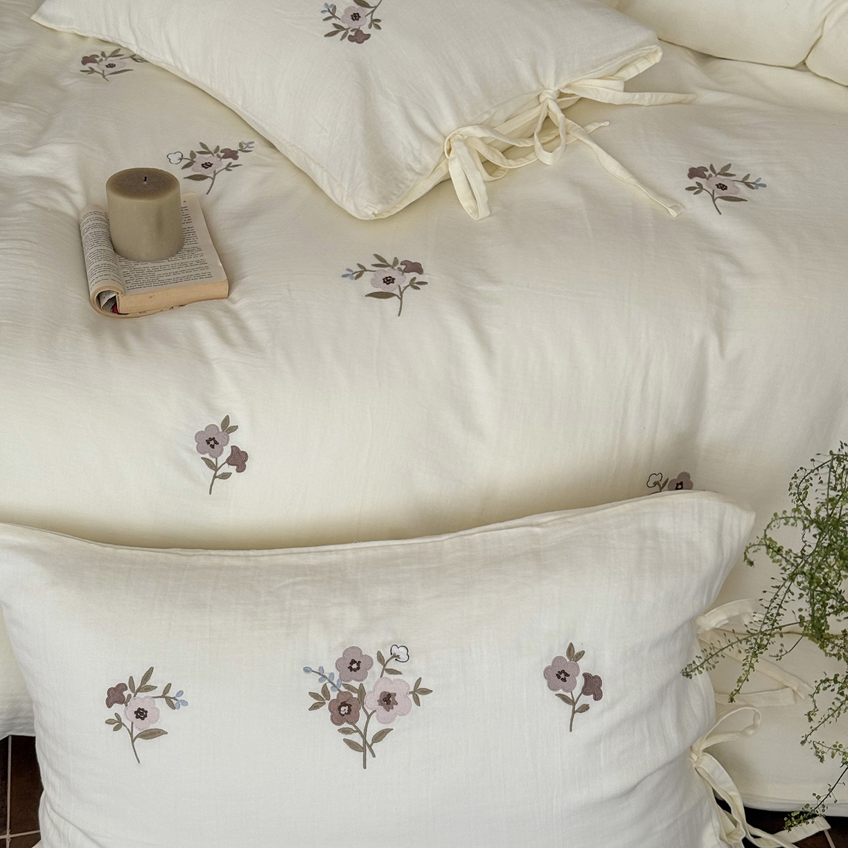 91家纺网 家纺一手货源 找家纺 鹿班家居 2025新款秋冬款全棉皱皱纱精密刺绣系列四件套-梦笔生花（标准会员-20元） 白色