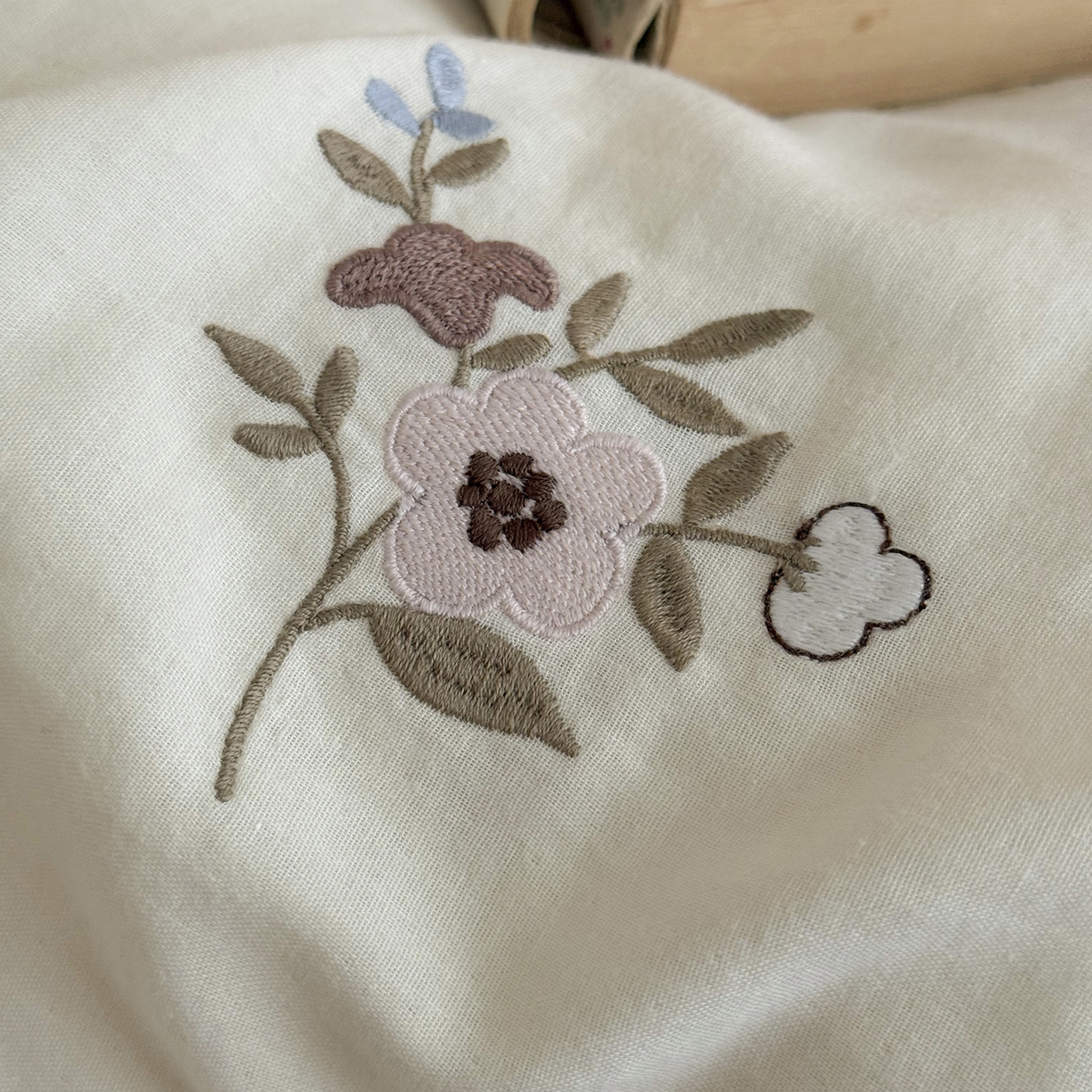 91家纺网 家纺一手货源 找家纺 鹿班家居 2025新款秋冬款全棉皱皱纱精密刺绣系列四件套-梦笔生花（标准会员-20元） 白色