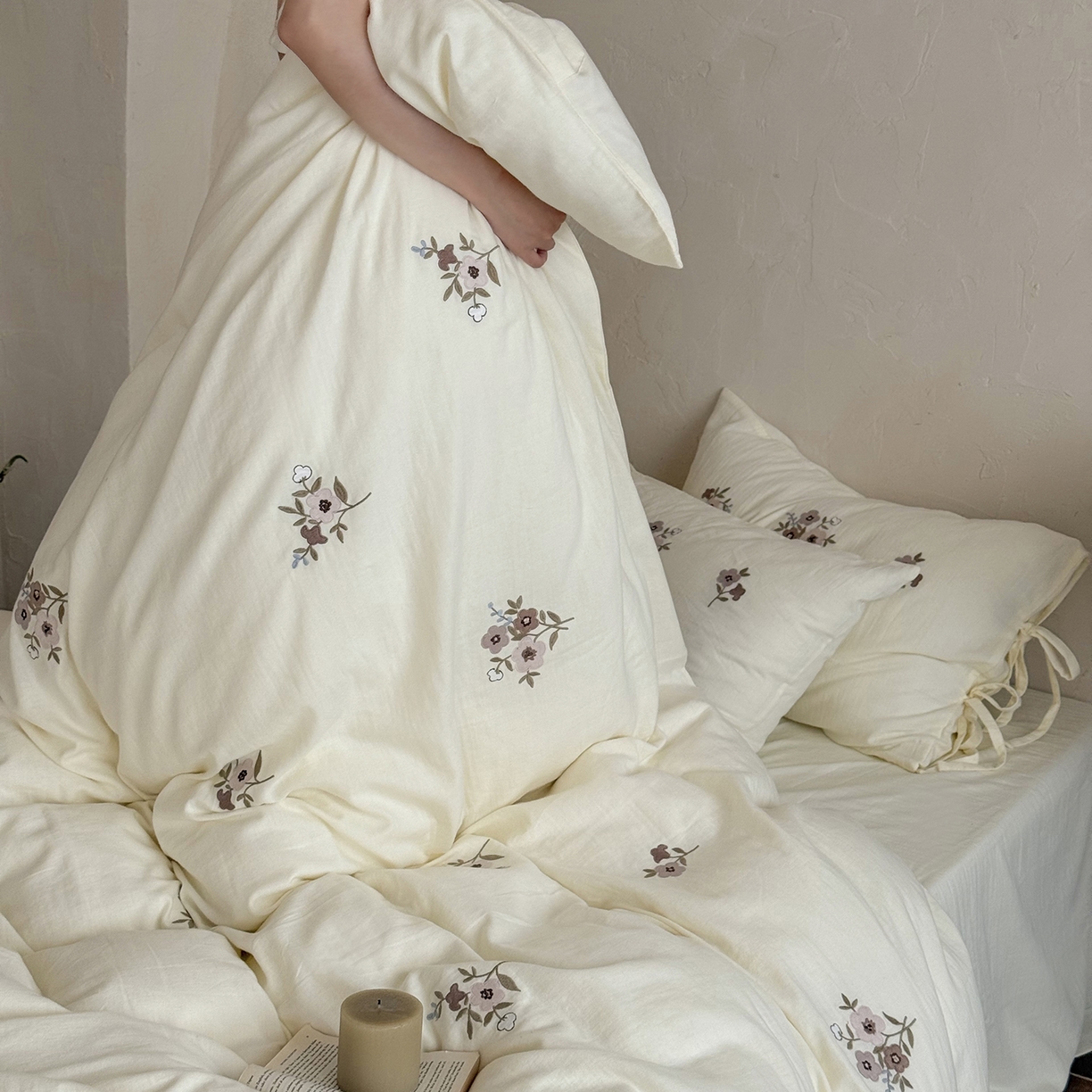 91家纺网 家纺一手货源 找家纺 鹿班家居 2025新款秋冬款全棉皱皱纱精密刺绣系列四件套-梦笔生花（标准会员-20元） 白色