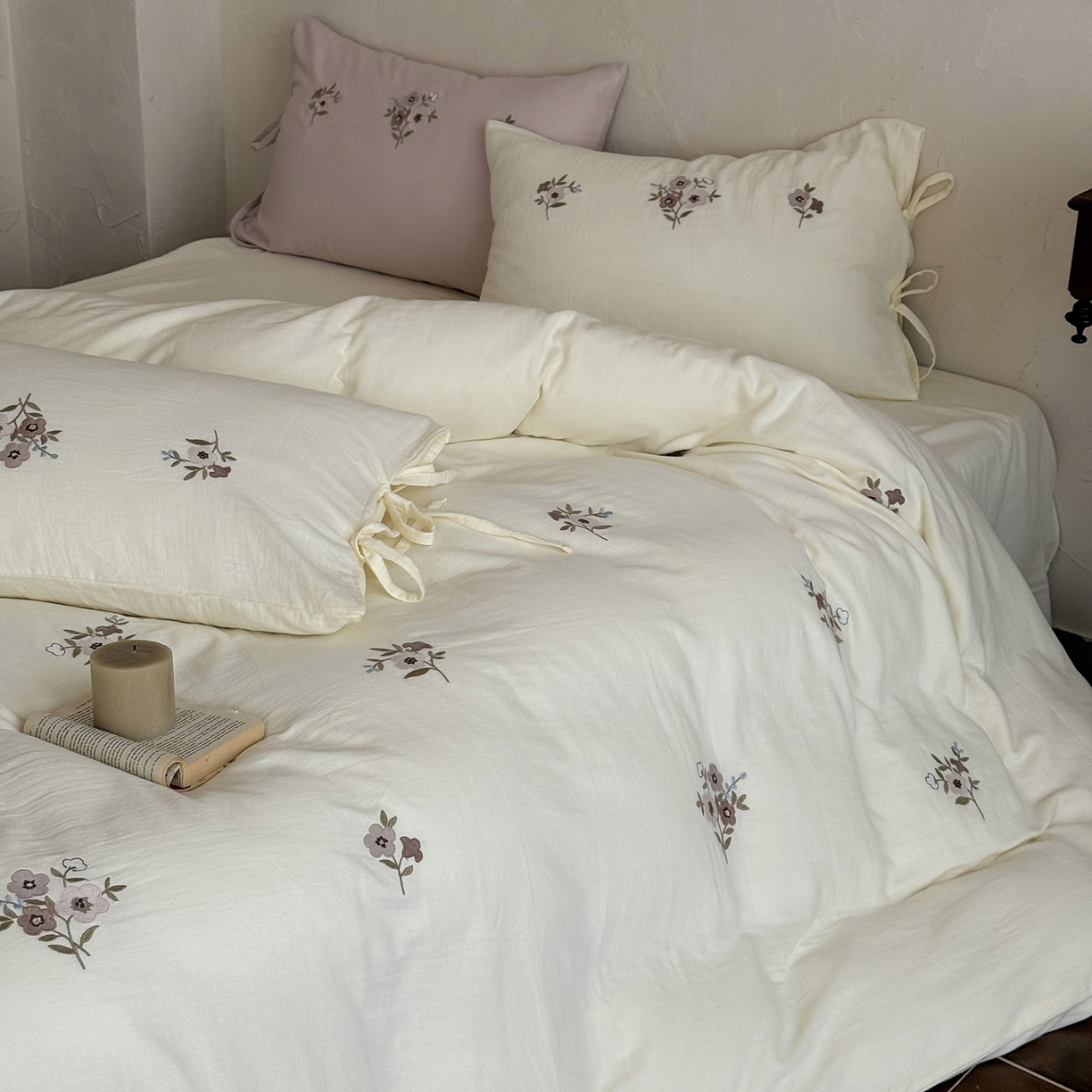 91家纺网 家纺一手货源 找家纺 鹿班家居 2025新款秋冬款全棉皱皱纱精密刺绣系列四件套-梦笔生花（标准会员-20元） 白色