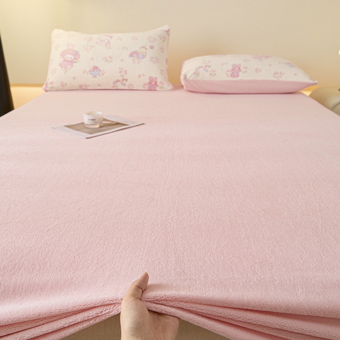 91家纺网 家纺一手货源 找家纺 摩妮卡 2025新款加厚保暖牛奶绒床笠单床笠床笠单件-保护床垫三件套系列 莫纱-梦粉