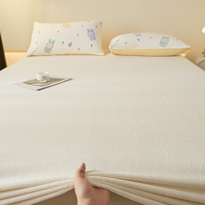 91家纺网 家纺一手货源 找家纺 摩妮卡 2025新款加厚保暖牛奶绒床笠单床笠床笠单件-保护床垫三件套系列 莫纱-米白