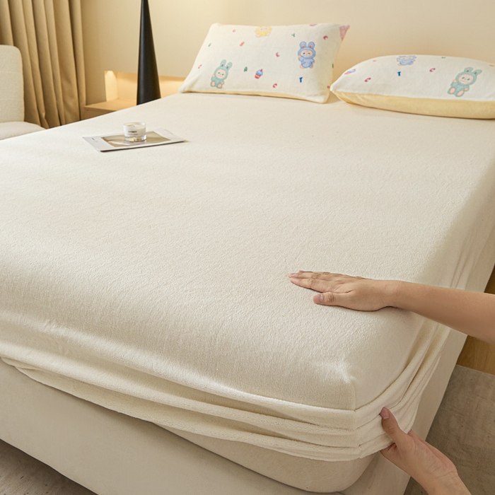 91家纺网 家纺一手货源 找家纺 摩妮卡 2025新款加厚保暖牛奶绒床笠单床笠床笠单件-保护床垫三件套系列 莫纱-米白