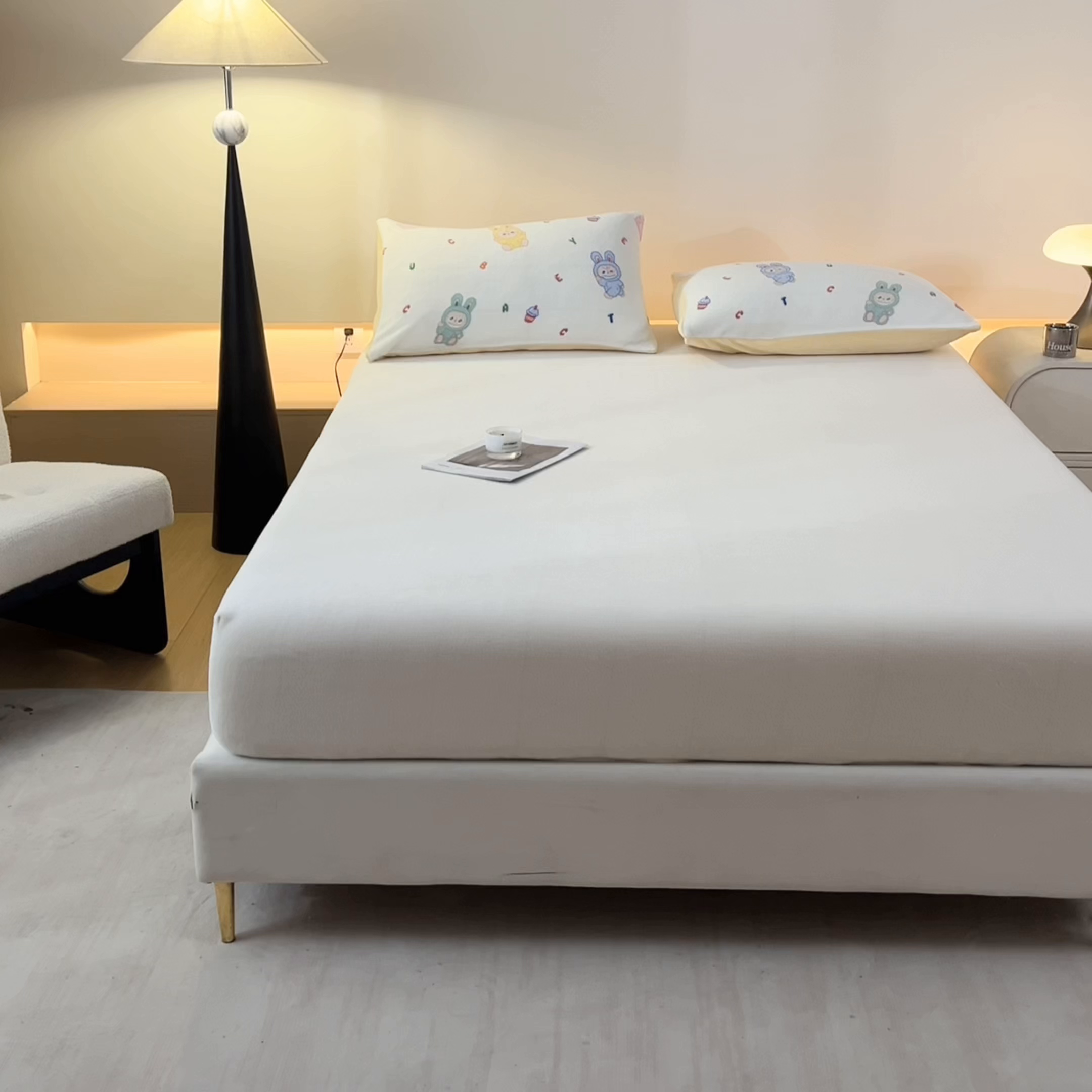 91家纺网 家纺一手货源 找家纺 摩妮卡 2025新款加厚保暖牛奶绒床笠单床笠床笠单件-保护床垫三件套系列 莫纱-米白