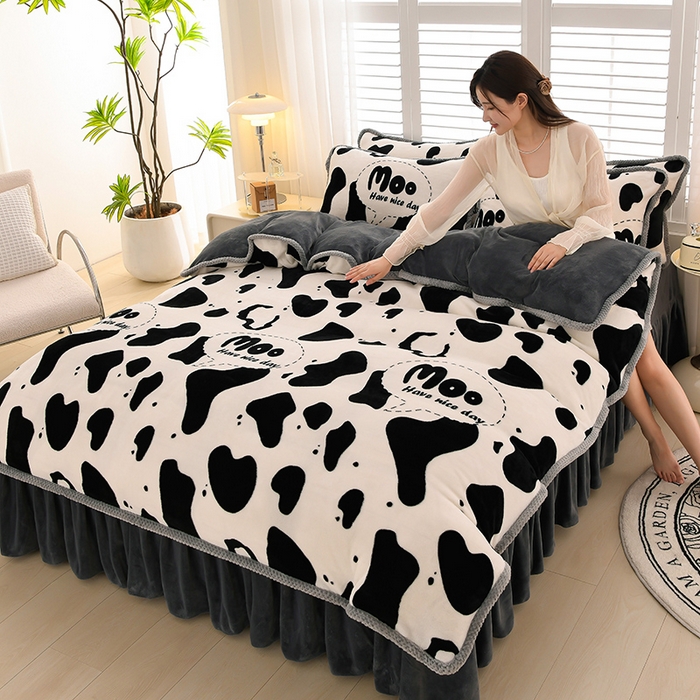 91家纺网 家纺一手货源 找家纺 牵依 2025新款直播床裙小清新印花牛奶绒四件套法兰绒四件套 奶牛派对