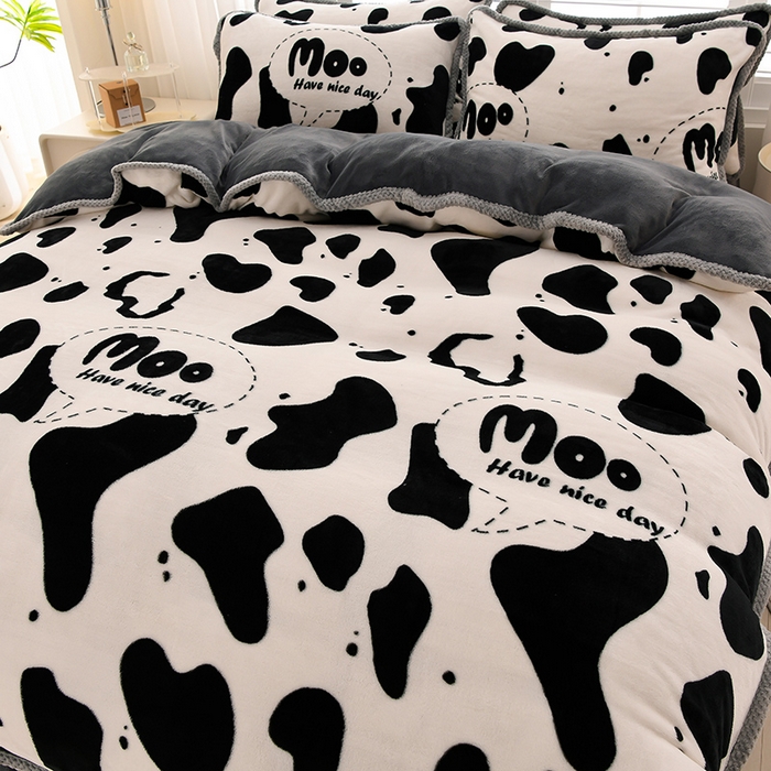 91家纺网 家纺一手货源 找家纺 牵依 2025新款直播床裙小清新印花牛奶绒四件套法兰绒四件套 奶牛派对