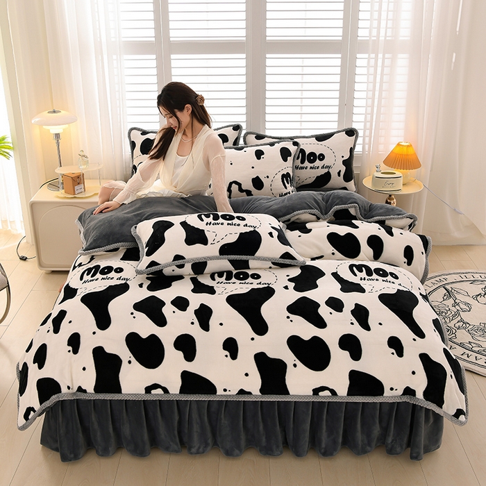 91家纺网 家纺一手货源 找家纺 牵依 2025新款直播床裙小清新印花牛奶绒四件套法兰绒四件套 奶牛派对