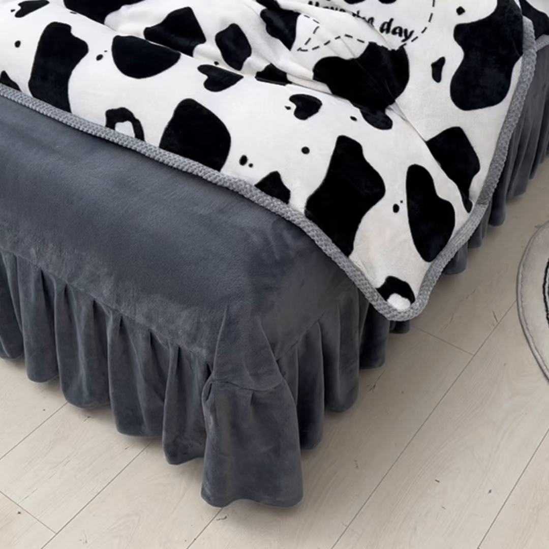 91家纺网 家纺一手货源 找家纺 牵依 2025新款直播床裙小清新印花牛奶绒四件套法兰绒四件套 奶牛派对