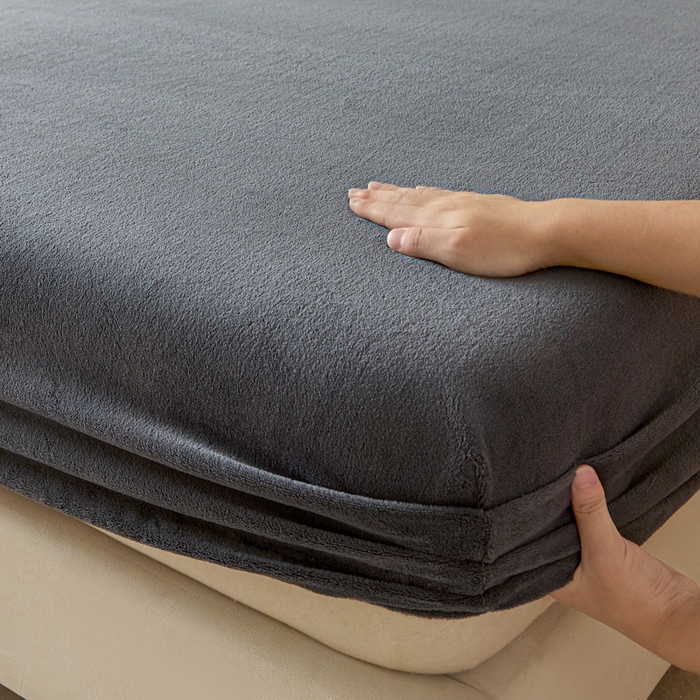 91家纺网 家纺一手货源 找家纺 摩妮卡 2025新款加厚保暖牛奶绒床笠单床笠床笠单件-保护床垫三件套系列 莫纱-曜石黑