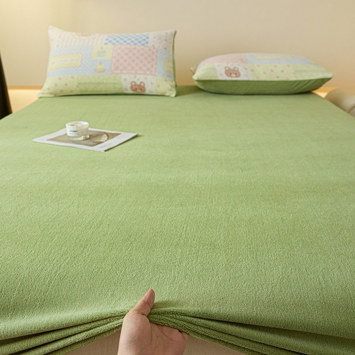 91家纺网 家纺一手货源 找家纺 摩妮卡 2025新款加厚保暖牛奶绒床笠单床笠床笠单件-保护床垫三件套系列 莫纱-藻绿