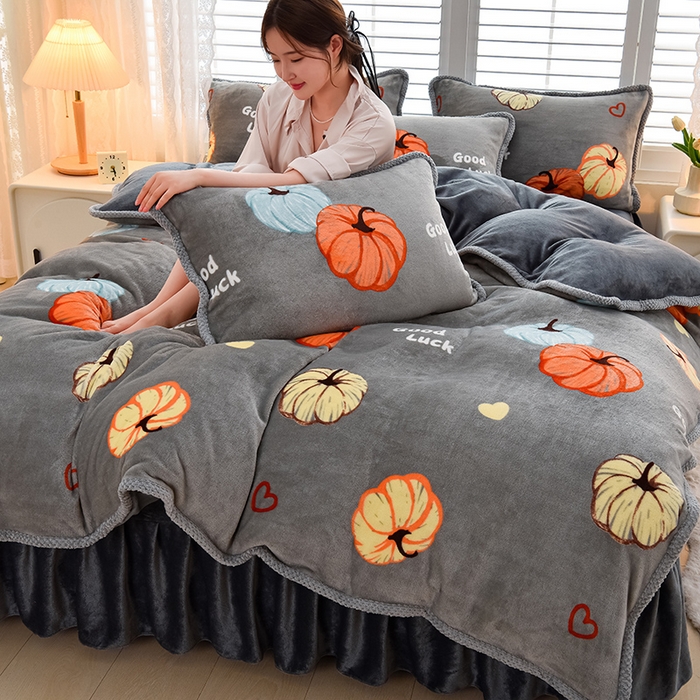 91家纺网 家纺一手货源 找家纺 牵依 2025新款直播床裙小清新印花牛奶绒四件套法兰绒四件套 南瓜派-灰