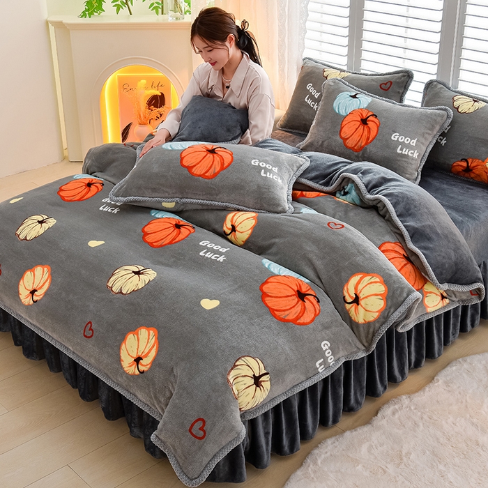 91家纺网 家纺一手货源 找家纺 牵依 2025新款直播床裙小清新印花牛奶绒四件套法兰绒四件套 南瓜派-灰