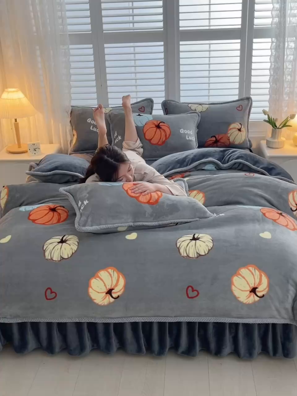 91家纺网 家纺一手货源 找家纺 牵依 2025新款直播床裙小清新印花牛奶绒四件套法兰绒四件套 南瓜派-灰