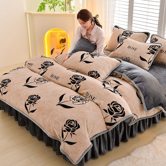 91家纺网 家纺一手货源 找家纺 牵依 2025新款直播床裙小清新印花牛奶绒四件套法兰绒四件套 玫瑰夜语