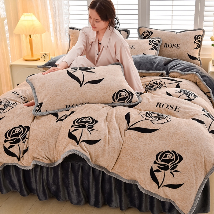 91家纺网 家纺一手货源 找家纺 牵依 2025新款直播床裙小清新印花牛奶绒四件套法兰绒四件套 玫瑰夜语