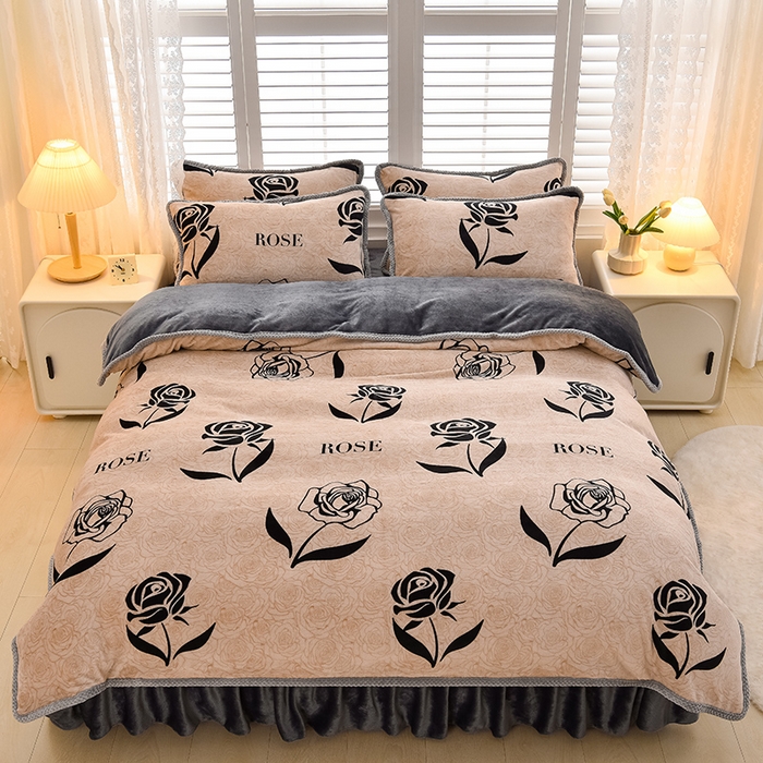 91家纺网 家纺一手货源 找家纺 牵依 2025新款直播床裙小清新印花牛奶绒四件套法兰绒四件套 玫瑰夜语