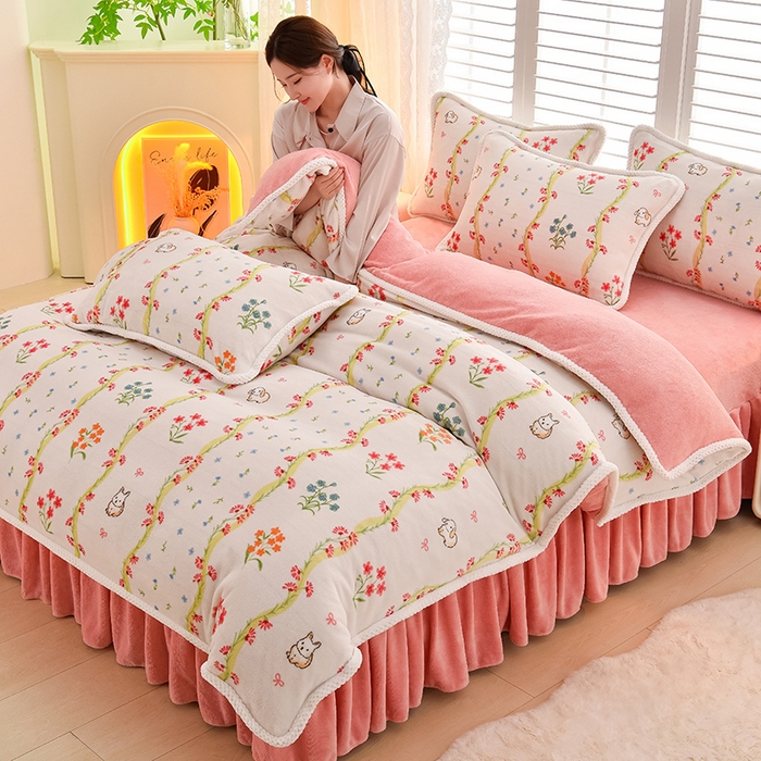 91家纺网 家纺一手货源 找家纺 牵依 2025新款直播床裙小清新印花牛奶绒四件套法兰绒四件套 花园小兔