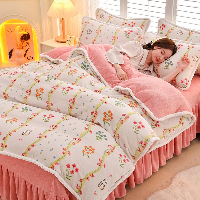 91家纺网 家纺一手货源 找家纺 牵依 2025新款直播床裙小清新印花牛奶绒四件套法兰绒四件套 花园小兔