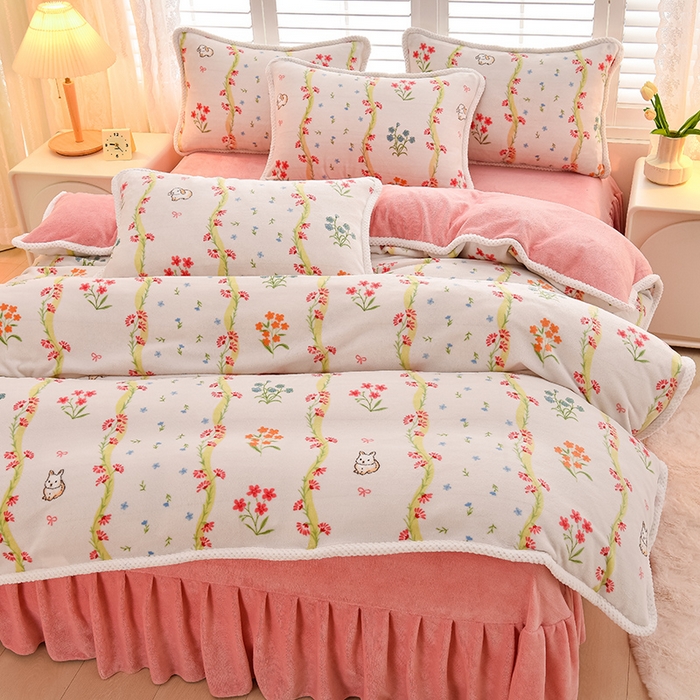 91家纺网 家纺一手货源 找家纺 牵依 2025新款直播床裙小清新印花牛奶绒四件套法兰绒四件套 花园小兔