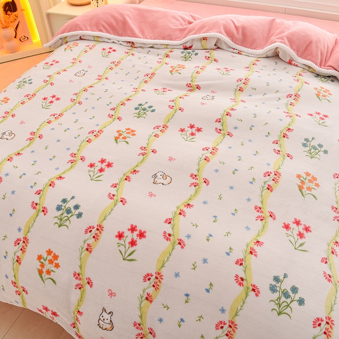 91家纺网 家纺一手货源 找家纺 牵依 2025新款直播床裙小清新印花牛奶绒四件套法兰绒四件套 花园小兔