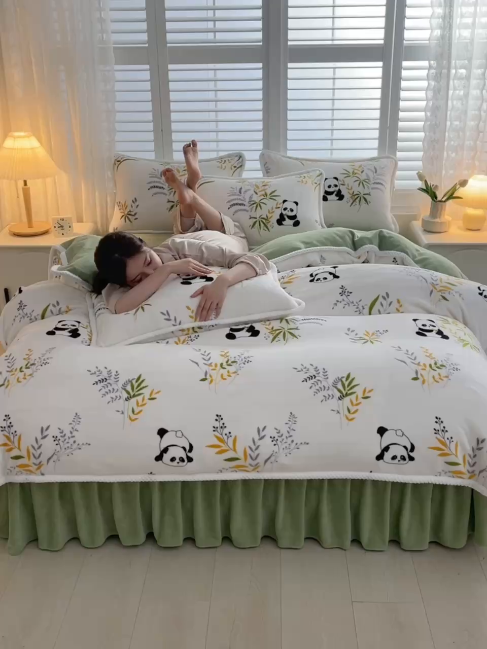 91家纺网 家纺一手货源 找家纺 牵依 2025新款直播床裙小清新印花牛奶绒四件套法兰绒四件套 花影花花