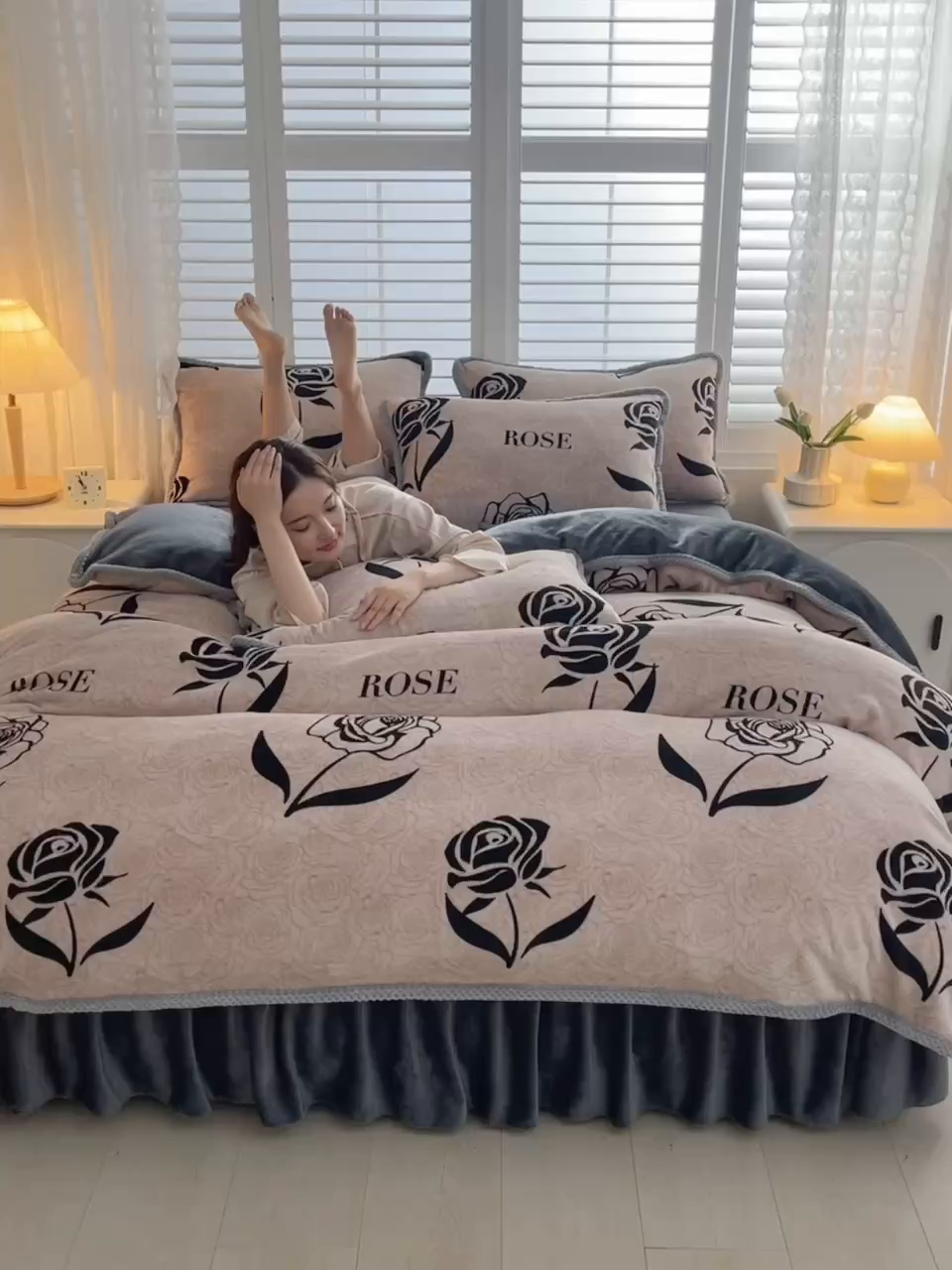 91家纺网 家纺一手货源 找家纺 牵依 2025新款直播床裙小清新印花牛奶绒四件套法兰绒四件套 玫瑰夜语