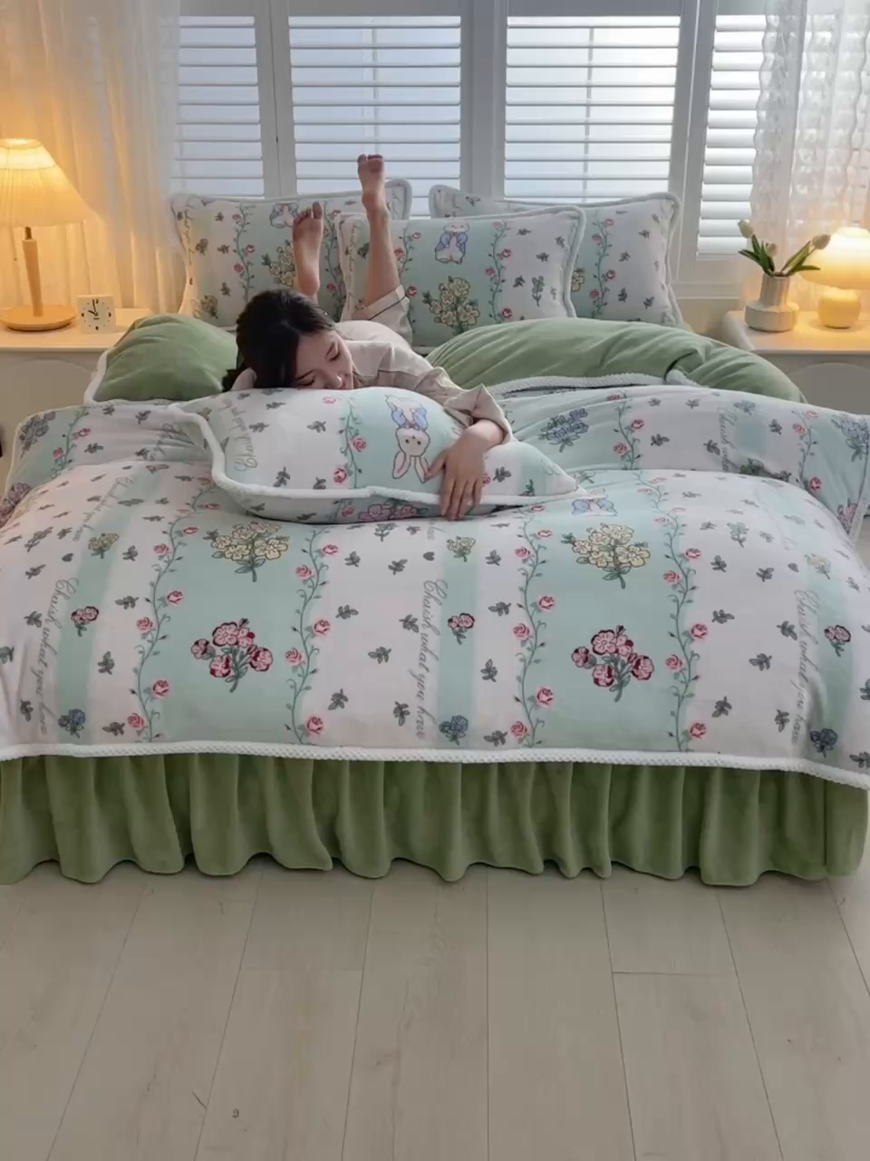 91家纺网 家纺一手货源 找家纺 牵依 2025新款直播床裙小清新印花牛奶绒四件套法兰绒四件套 梦想花园