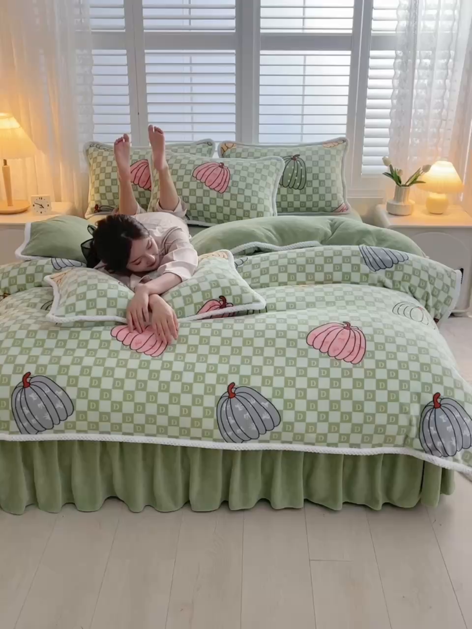 91家纺网 家纺一手货源 找家纺 牵依 2025新款直播床裙小清新印花牛奶绒四件套法兰绒四件套 南瓜派-绿
