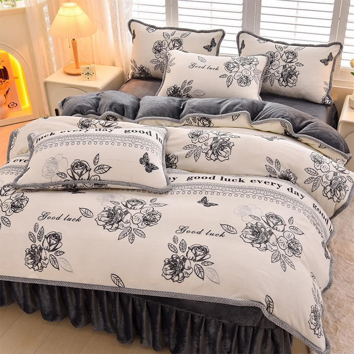 91家纺网 家纺一手货源 找家纺 牵依 2025新款直播床裙小清新印花牛奶绒四件套法兰绒四件套 情怀