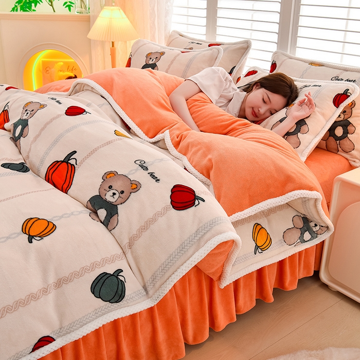 91家纺网 家纺一手货源 找家纺 牵依 2025新款直播床裙小清新印花牛奶绒四件套法兰绒四件套 南瓜小熊