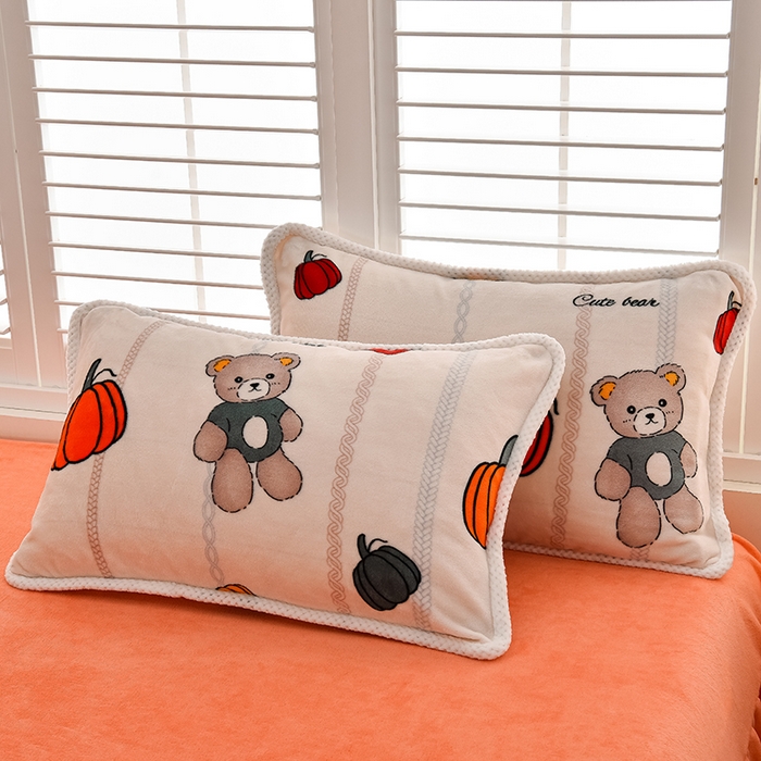 91家纺网 家纺一手货源 找家纺 牵依 2025新款直播床裙小清新印花牛奶绒四件套法兰绒四件套 南瓜小熊