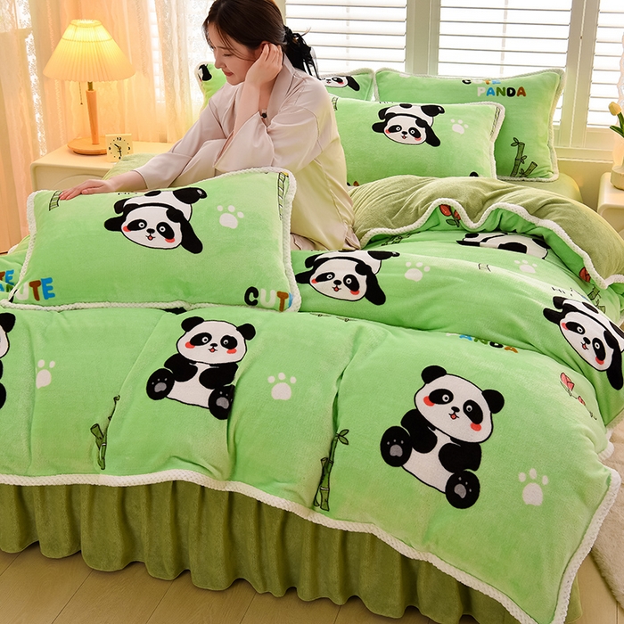 91家纺网 家纺一手货源 找家纺 牵依 2025新款直播床裙小清新印花牛奶绒四件套法兰绒四件套 竹子小熊