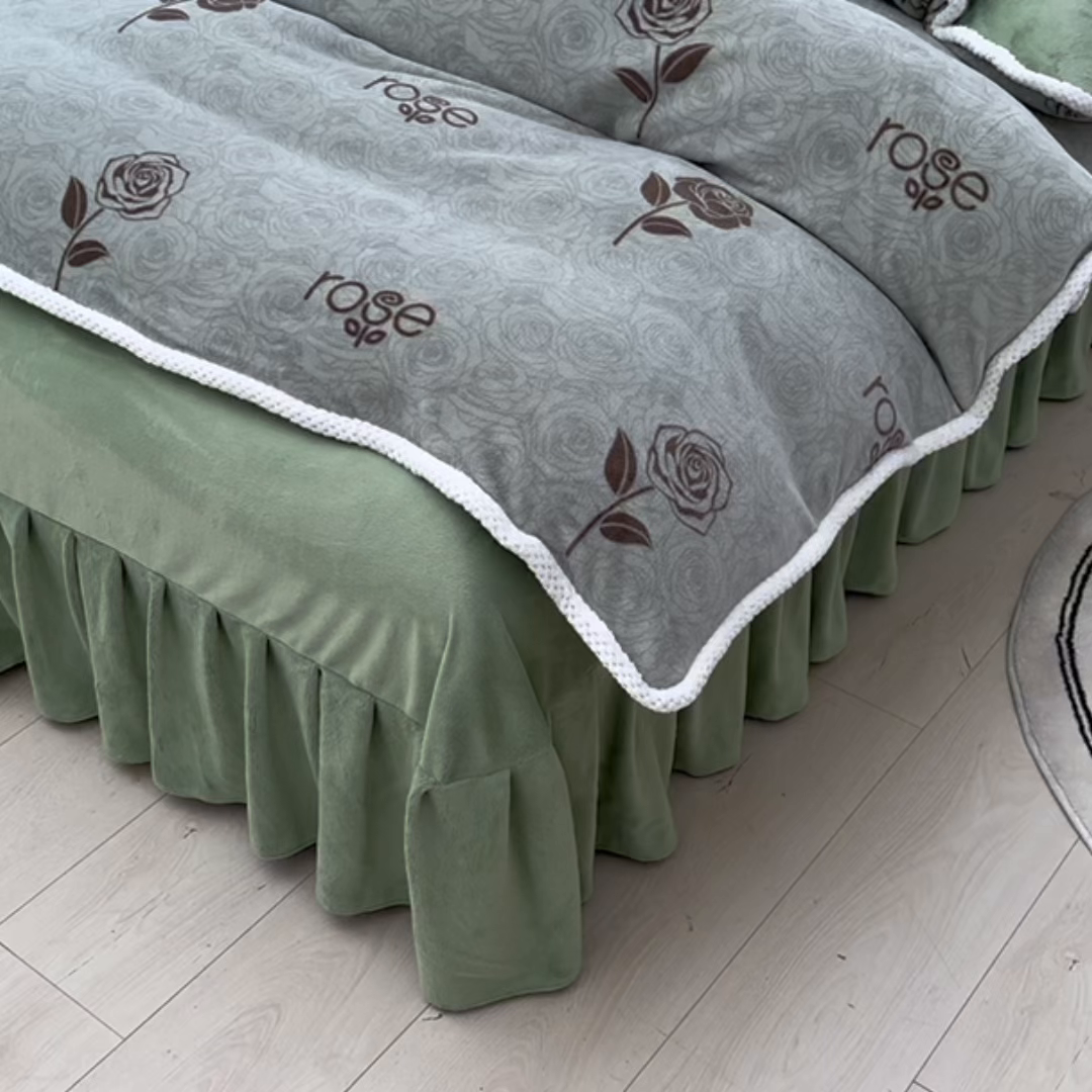 91家纺网 家纺一手货源 找家纺 牵依 2025新款直播床裙小清新印花牛奶绒四件套法兰绒四件套 香槟玫瑰-绿