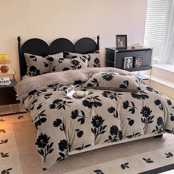 91家纺网 家纺一手货源 找家纺 慕梵家居 2025新款亲肤舒适兔绒床笠款四件套 暗夜花颂