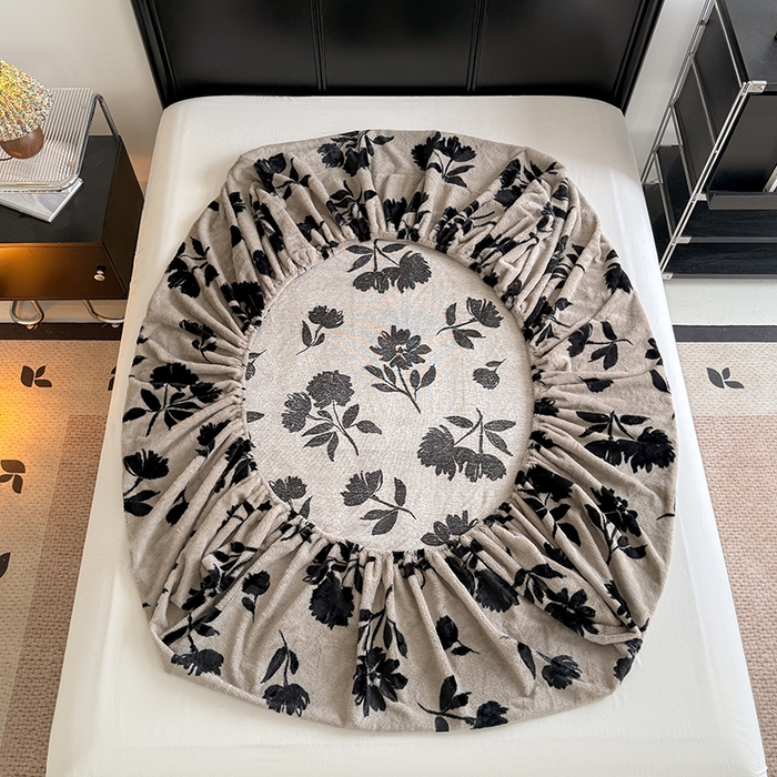 91家纺网 家纺一手货源 找家纺 慕梵家居 2025新款亲肤舒适兔绒床笠款四件套 暗夜花颂