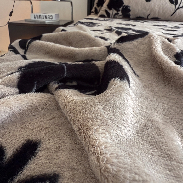 91家纺网 家纺一手货源 找家纺 慕梵家居 2025新款亲肤舒适兔绒床笠款四件套 暗夜花颂