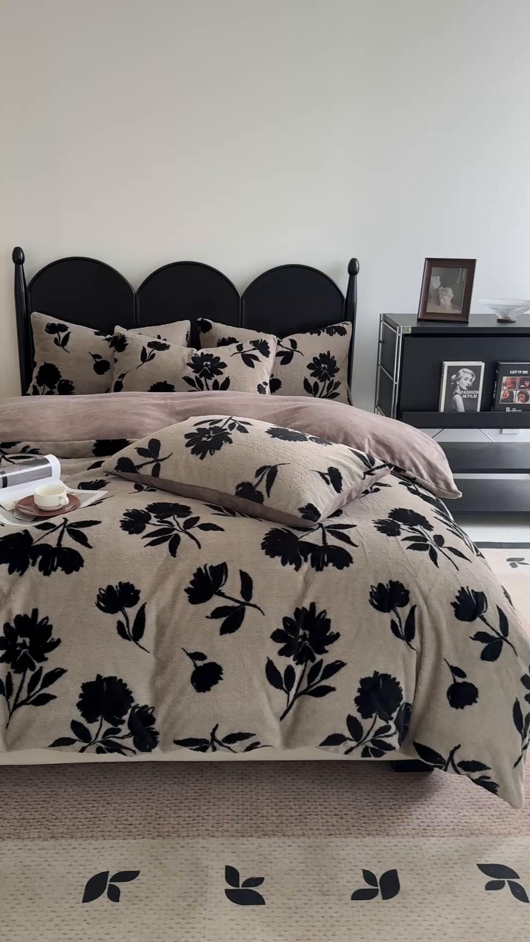 91家纺网 家纺一手货源 找家纺 慕梵家居 2025新款亲肤舒适兔绒床笠款四件套 暗夜花颂