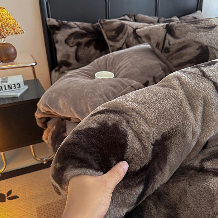 91家纺网 家纺一手货源 找家纺 慕梵家居 2025新款亲肤舒适兔绒床笠款四件套 墨庭芳菲-咖