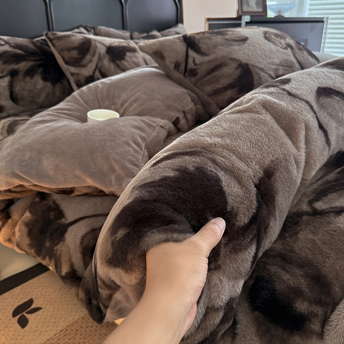 91家纺网 家纺一手货源 找家纺 慕梵家居 2025新款亲肤舒适兔绒床笠款四件套 墨庭芳菲-咖