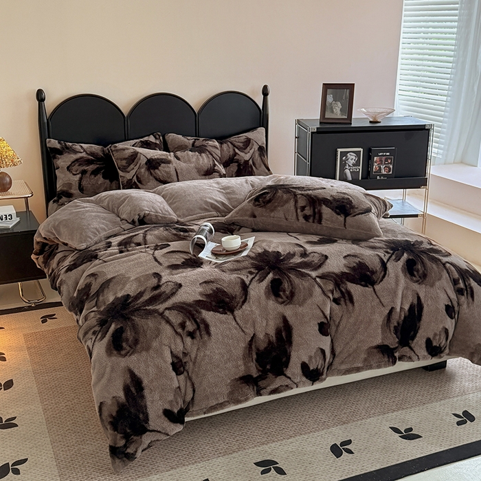 91家纺网 家纺一手货源 找家纺 慕梵家居 2025新款亲肤舒适兔绒床笠款四件套 墨庭芳菲-咖