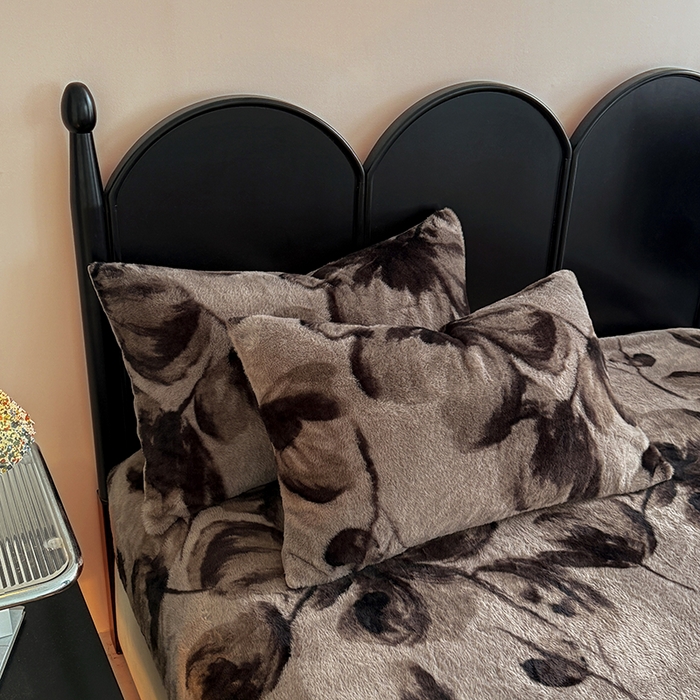 91家纺网 家纺一手货源 找家纺 慕梵家居 2025新款亲肤舒适兔绒床笠款四件套 墨庭芳菲-咖