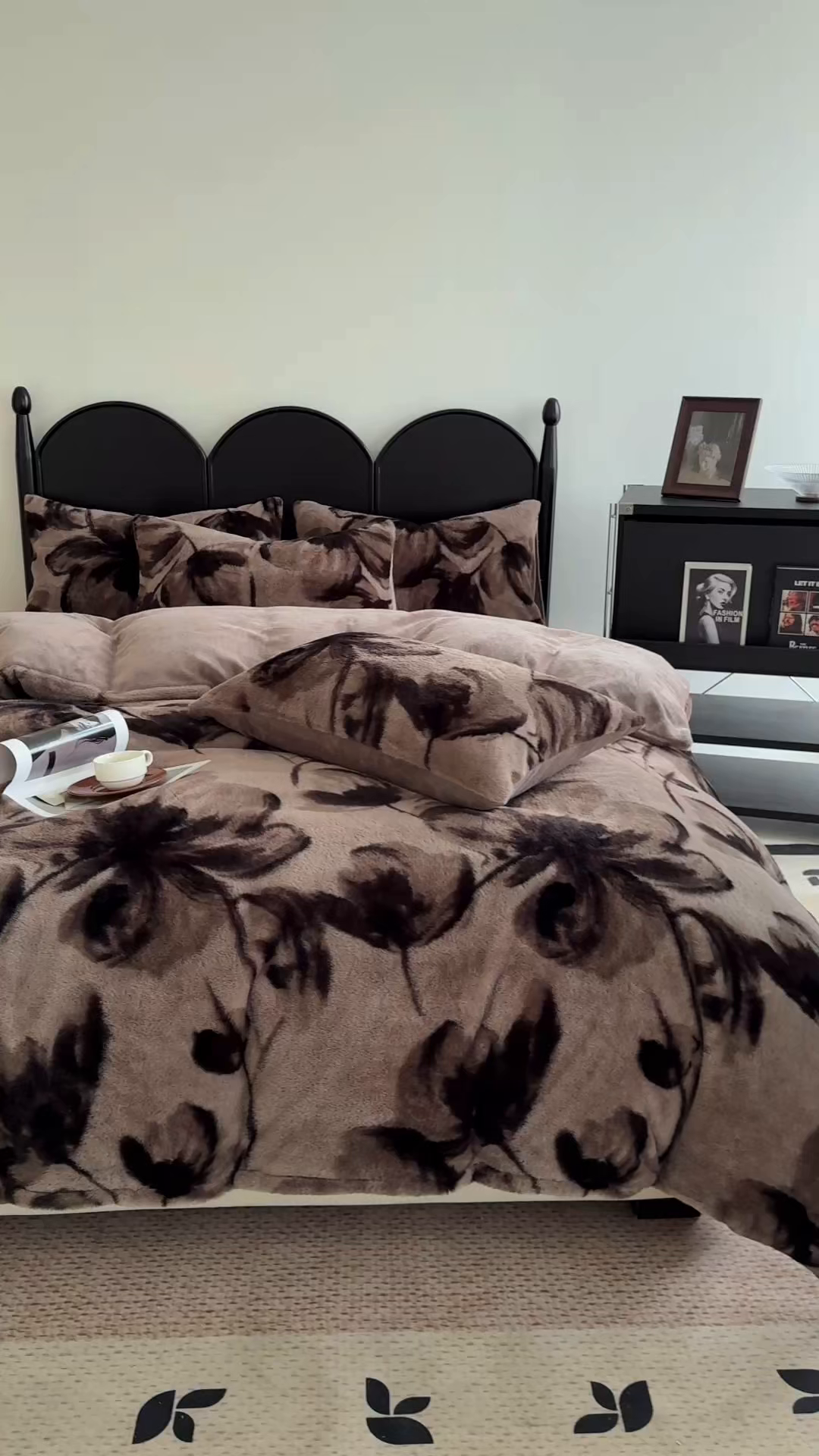 91家纺网 家纺一手货源 找家纺 慕梵家居 2025新款亲肤舒适兔绒床笠款四件套 墨庭芳菲-咖