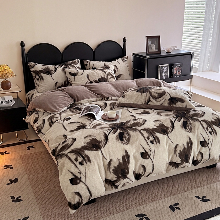 91家纺网 家纺一手货源 找家纺 慕梵家居 2025新款亲肤舒适兔绒床笠款四件套 墨庭芳菲-米