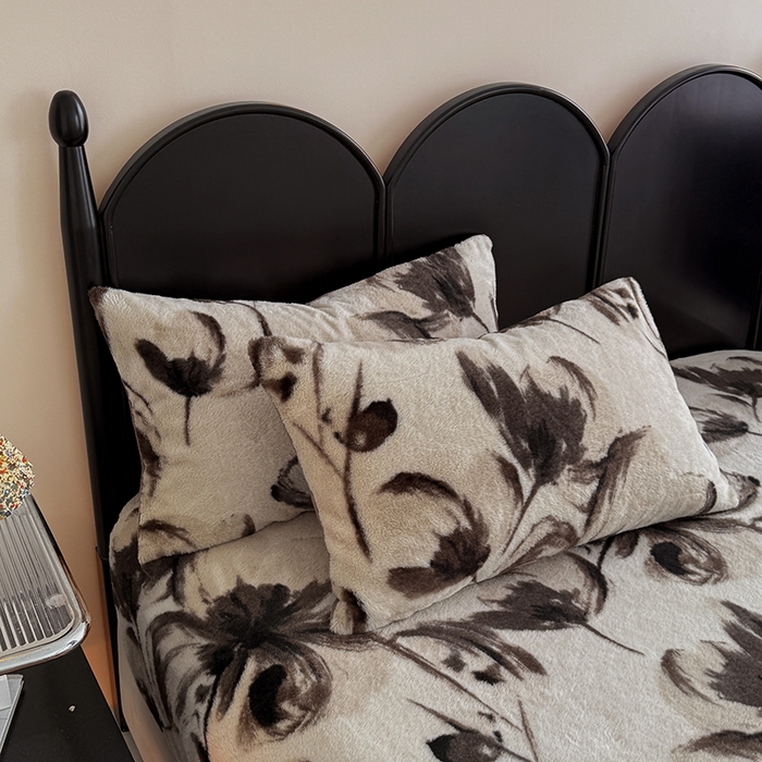 91家纺网 家纺一手货源 找家纺 慕梵家居 2025新款亲肤舒适兔绒床笠款四件套 墨庭芳菲-米