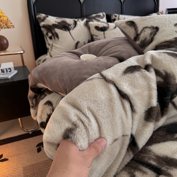 91家纺网 家纺一手货源 找家纺 慕梵家居 2025新款亲肤舒适兔绒床笠款四件套 墨庭芳菲-米